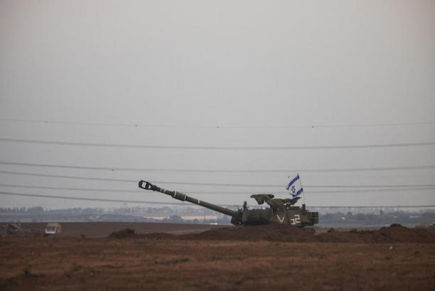 가자지구 접경 근처에서 22일(현지시간) 이스라엘군 탱크 곡사포 위에 이스라엘 국기가 펄럭이고 있다. 가자지구 로이터 연합뉴스