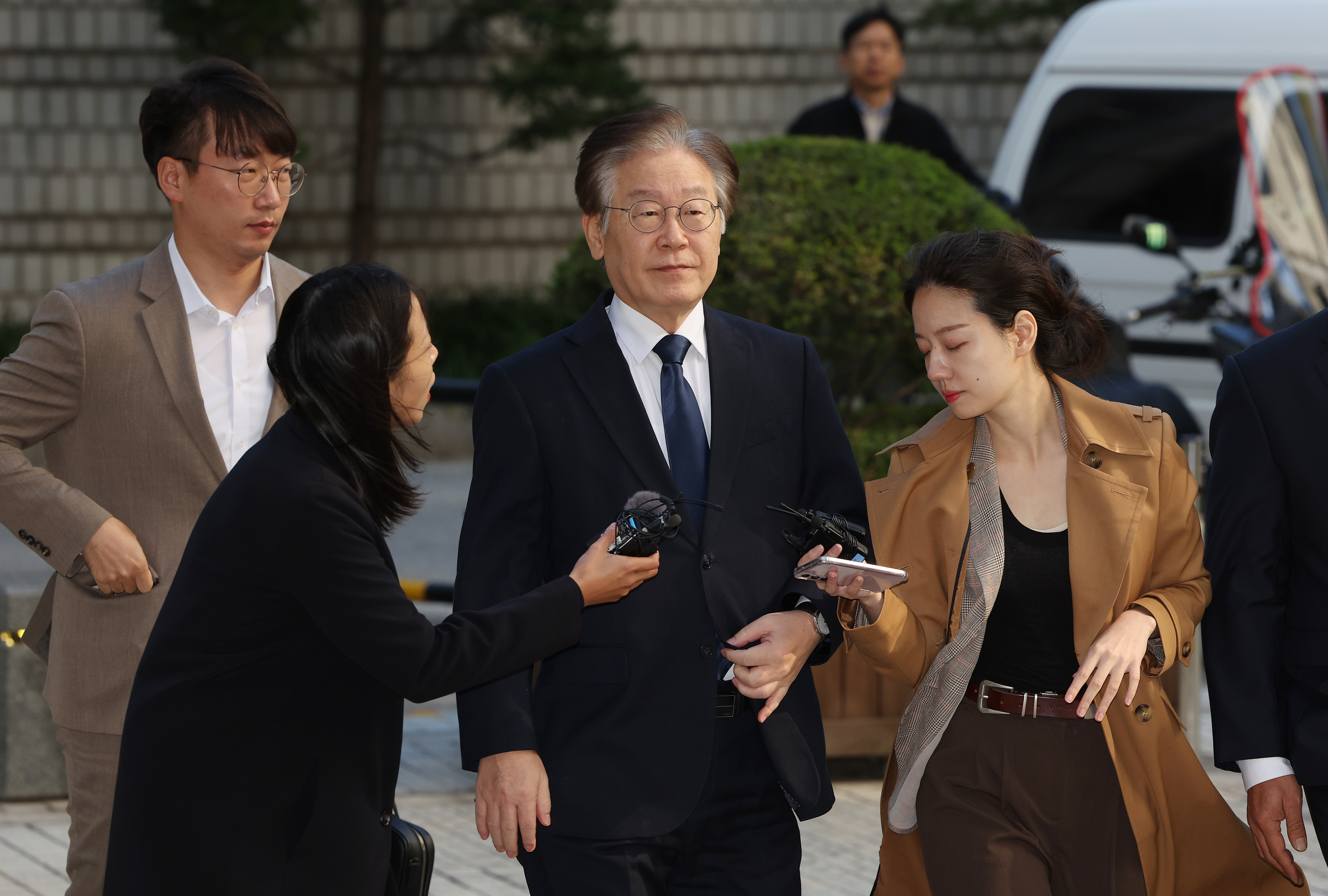 더불어민주당 이재명 대표가 20일 오전 서초구 서울중앙지방법원에서 열린 ‘대장동 배임·성남FC 뇌물’ 관련 1심 3회 공판에 출석하고 있다. 2023.10.20 연합뉴스