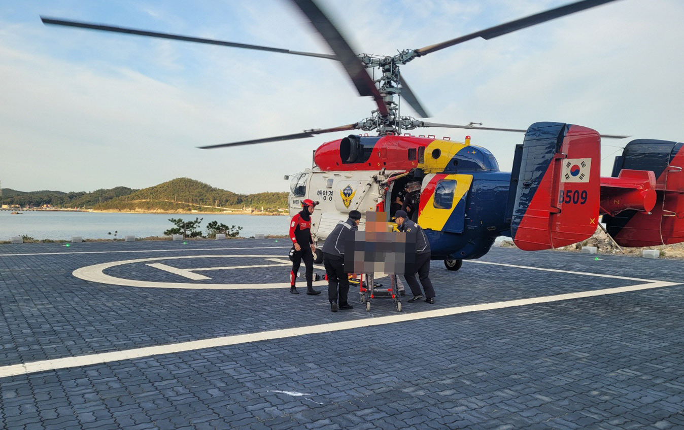 해경이 22일 오전 부안군 위도면 하왕등도 해상에서 전복된 낚시어선 승선원을 헬기로 이송하고 있다. 연합뉴스