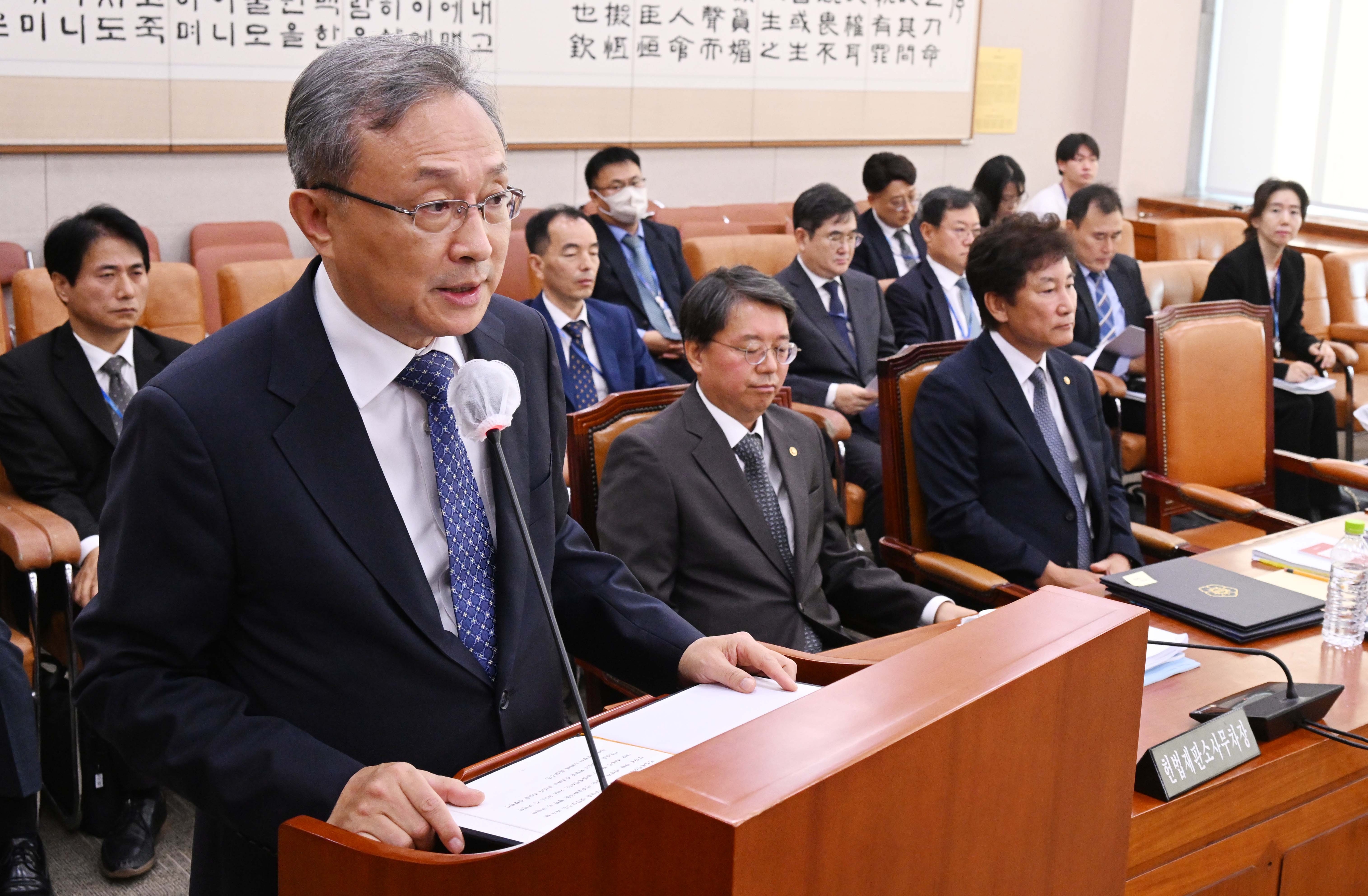 유남석 헌법재판소장이 16일 오전 서울 여의도 국회에서 열린 법제사법위원회 헌법재판소 등에 대한 국정감사에서 인사말을 하고 있다. 2023.10.16안주영 전문기자