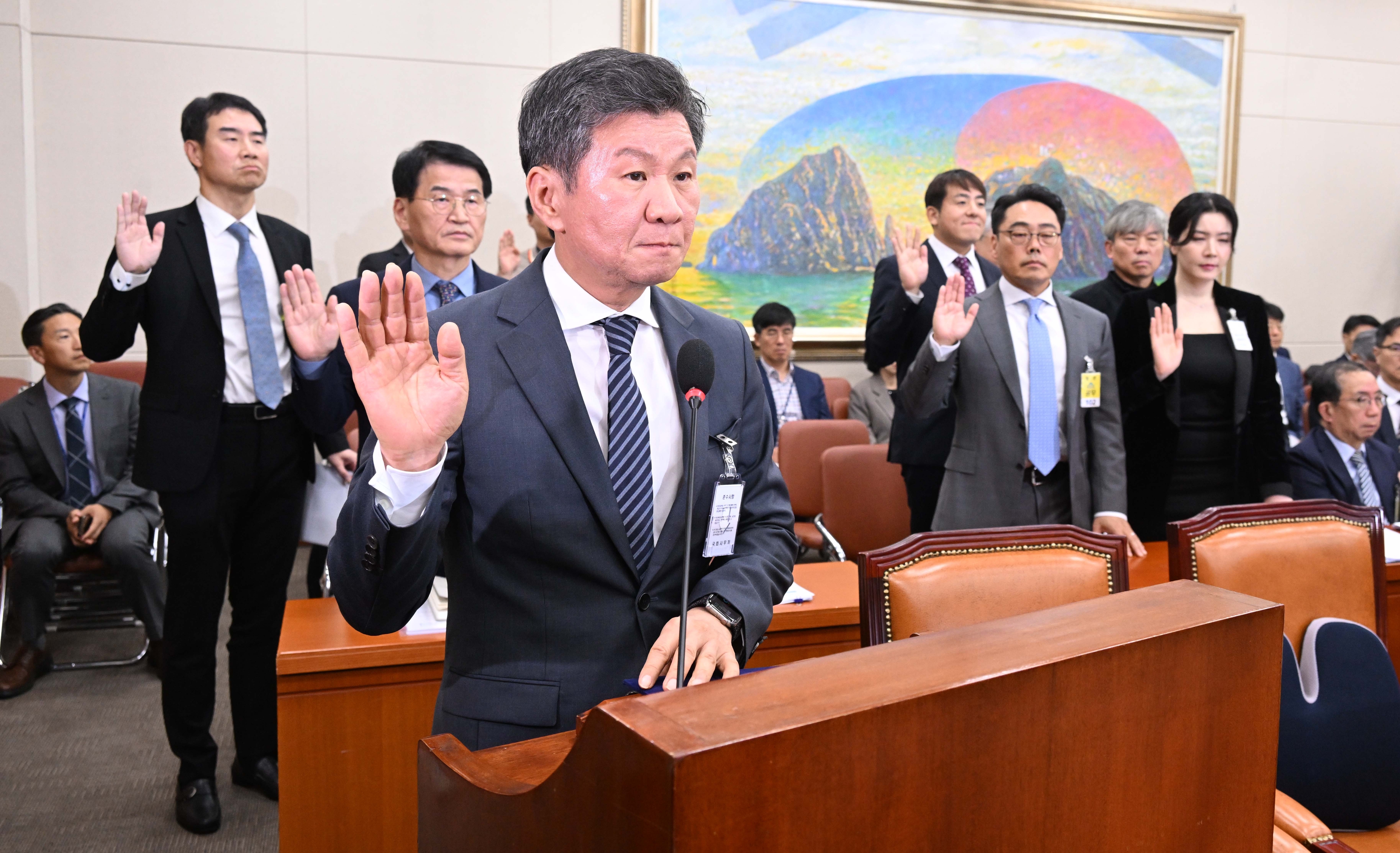 16일 국회에서 열린 정무위원회 국정감사에서 정몽규 HDC현대산업개발 회장과 유통 및 식품 기업대표들이 중인 선서하고 있다. 2023.10.16.안주영 전문기자