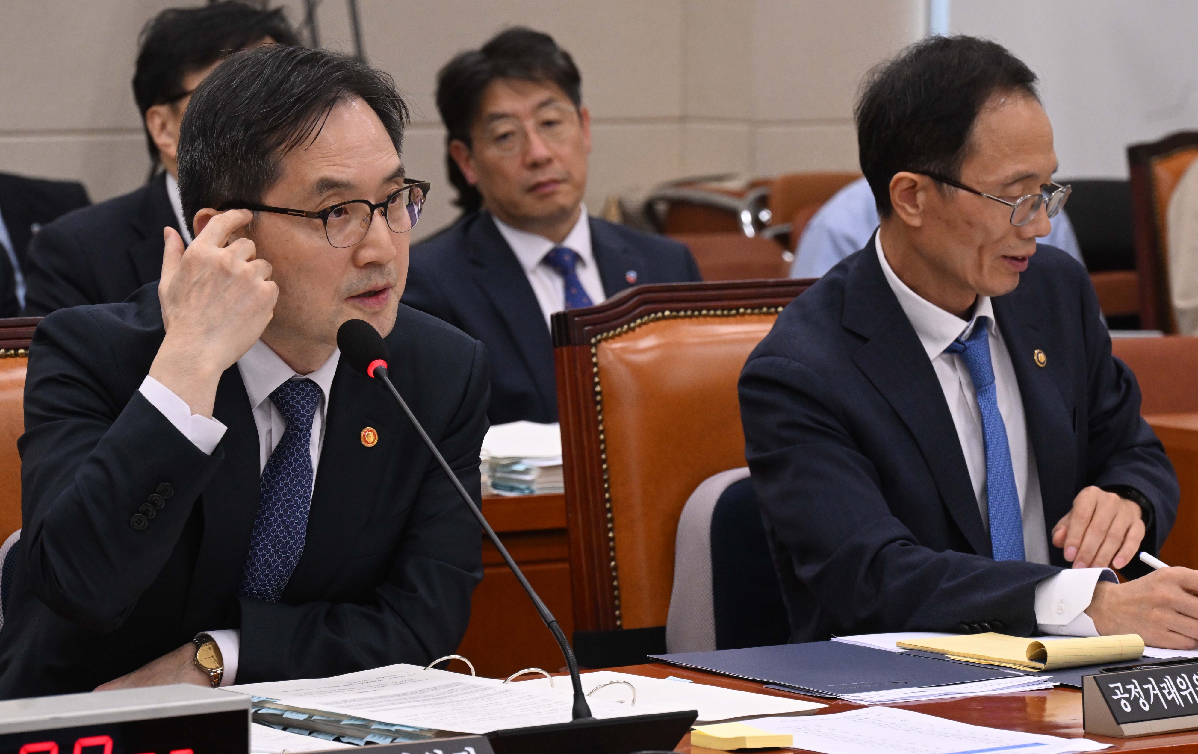 한기정 공정거래위원장이 16일 국회에서 열린 정무위원회 국정감사에서 의원 질의에 답하고 있다. 2023.10.16안주영 전문기자