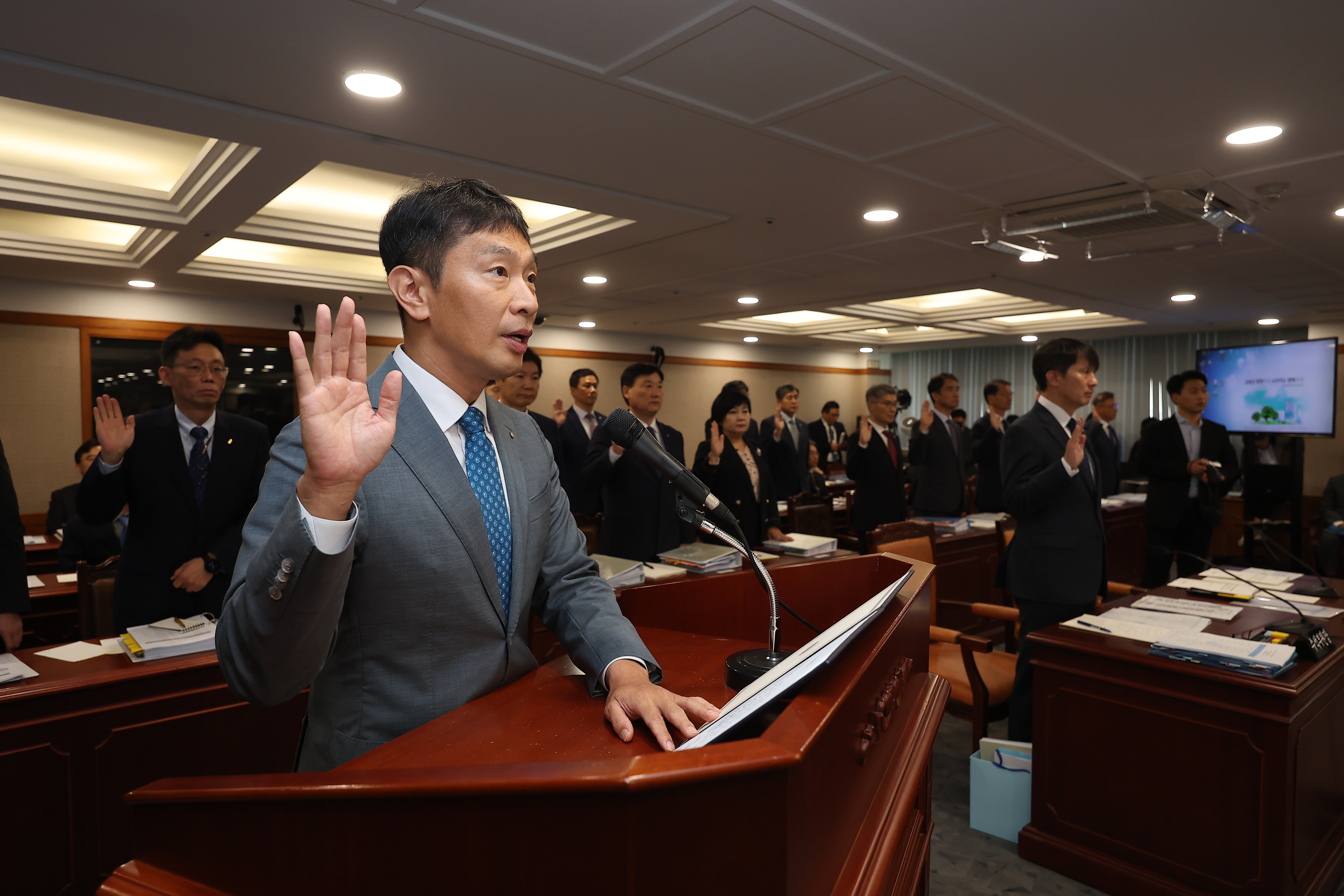 17일 오전 서울 여의도 금융감독원에서 열린 금감원에 대한 국회 정무위원회 국정감 사에서 이복현 금감원장이 선서를 하고 있다. 2023.10.17안주영 전문기자