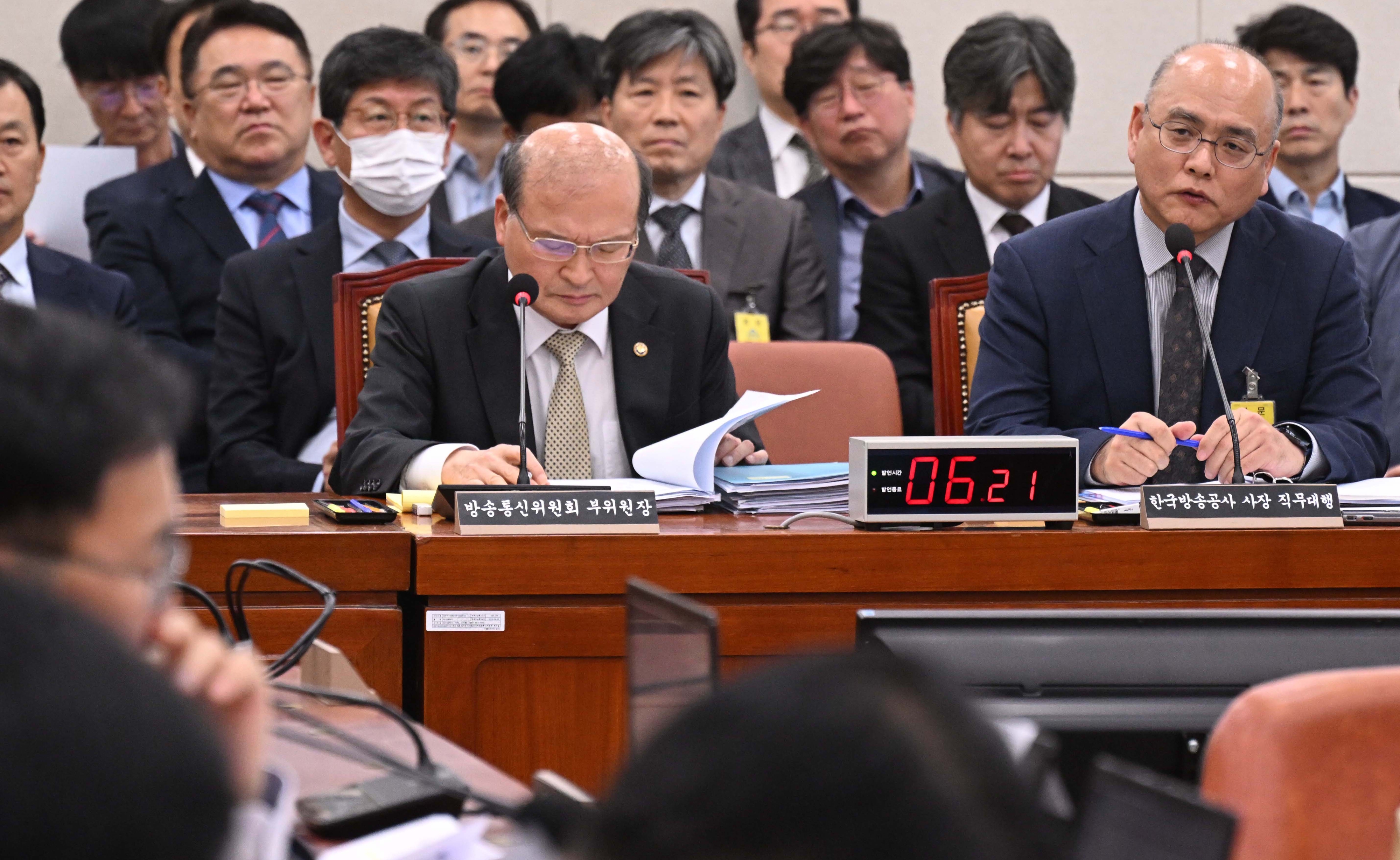 김덕재 한국방송공사(KBS) 사장 직무대행이 17일 국회에서 열린 과학기술정보방송통신위원회 국정감사에서 질의에 답하고 있다. 2023.10.17안주영 전문기자