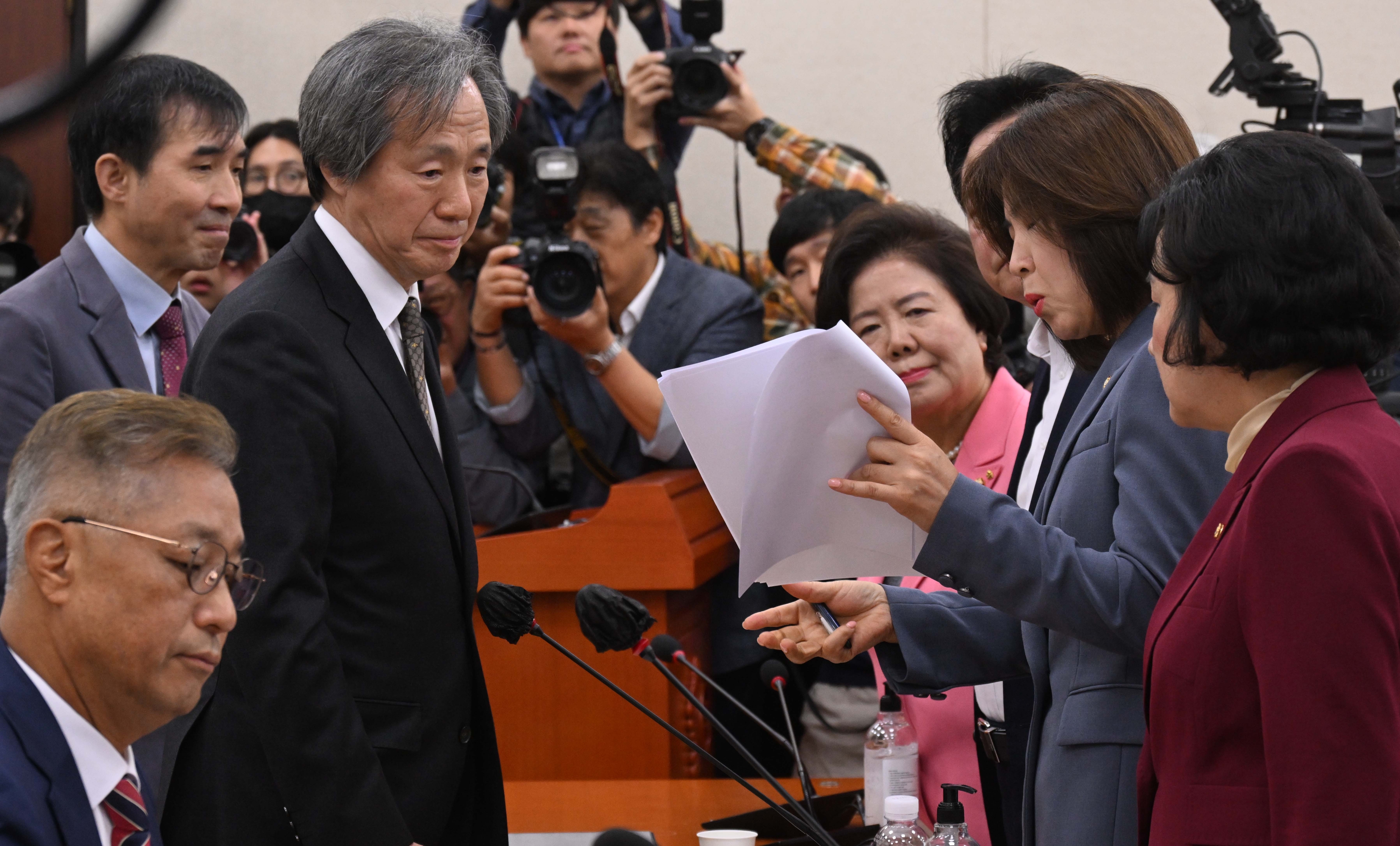 18일 오전 서울 여의도 국회에서 열린 보건복지위원회의 국민건강보험공단, 건강보험심사평가원에 대한 국정감사가 정기석 국민건강보험공단 이사장의 ‘자료 강요’ 발언 문제로 정회되자 강기윤 국민의힘 복지위 간사 및 의원들이 정 이사장과 이야기를 나누고 있다. 2023.10.18안주영 전문기자