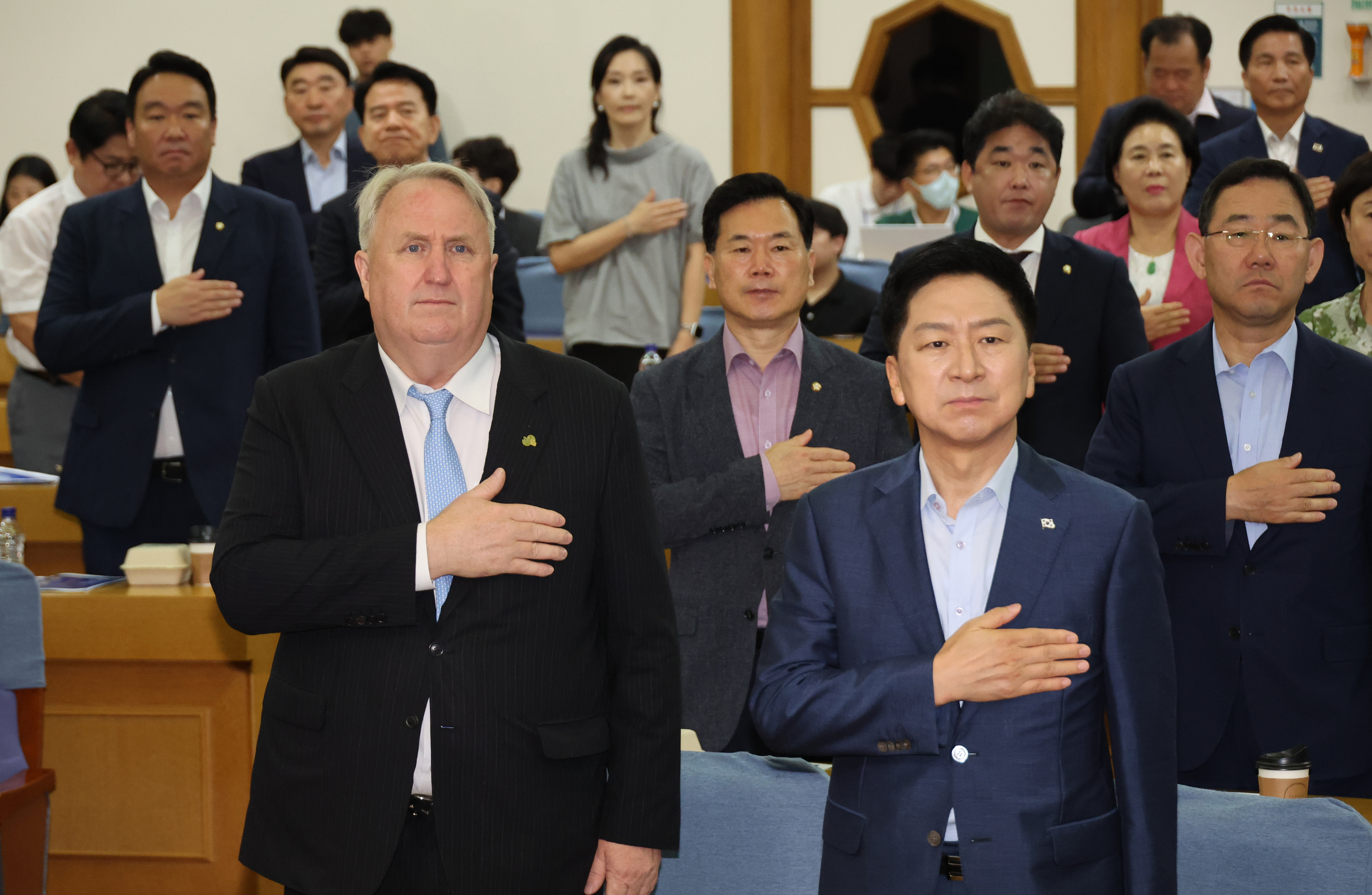 지난 8월 국회에서 열린 국민의힘 공부모임 ‘국민공감’ 행사에서 인요한 연세대 의대 교수와 김기현 대표가 국민의례를 하고 있다. 2023.10.23 연합뉴스