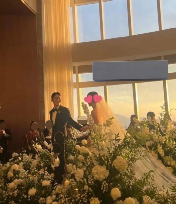 그룹 엑소 첸이 결혼 3년 만에 뒤늦은 결혼식을 올렸다. 온라인 커뮤니티