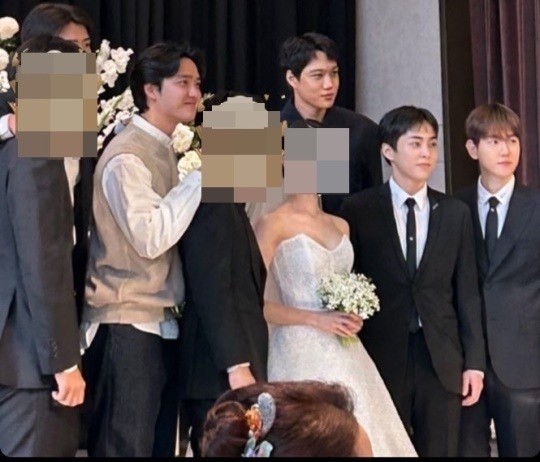 그룹 엑소 첸이 결혼 3년 만에 뒤늦은 결혼식을 올렸다. 결혼식에는 엑소 멤버들도 참석했다. 온라인 커뮤니티