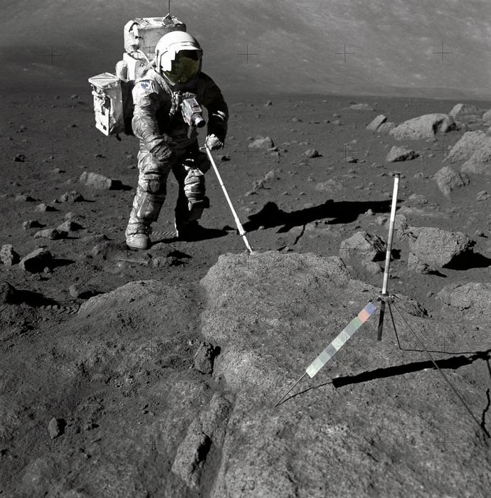 인류 역사상 마지막 달에 착륙한 미국 항공우주국의 아폴로 17의 우주인 해리슨 슈미트가 달의 먼지, 운석을 채취하고 있는 모습. 슈미트는 최초의 과학자 출신의 우주인이다. 이번 연구팀은 슈미트가 가져온 달 채취 표본을 이용해 달의 나이를 새로 정확하게 밝혀냈다.  미국항공우주국(NASA) 제공