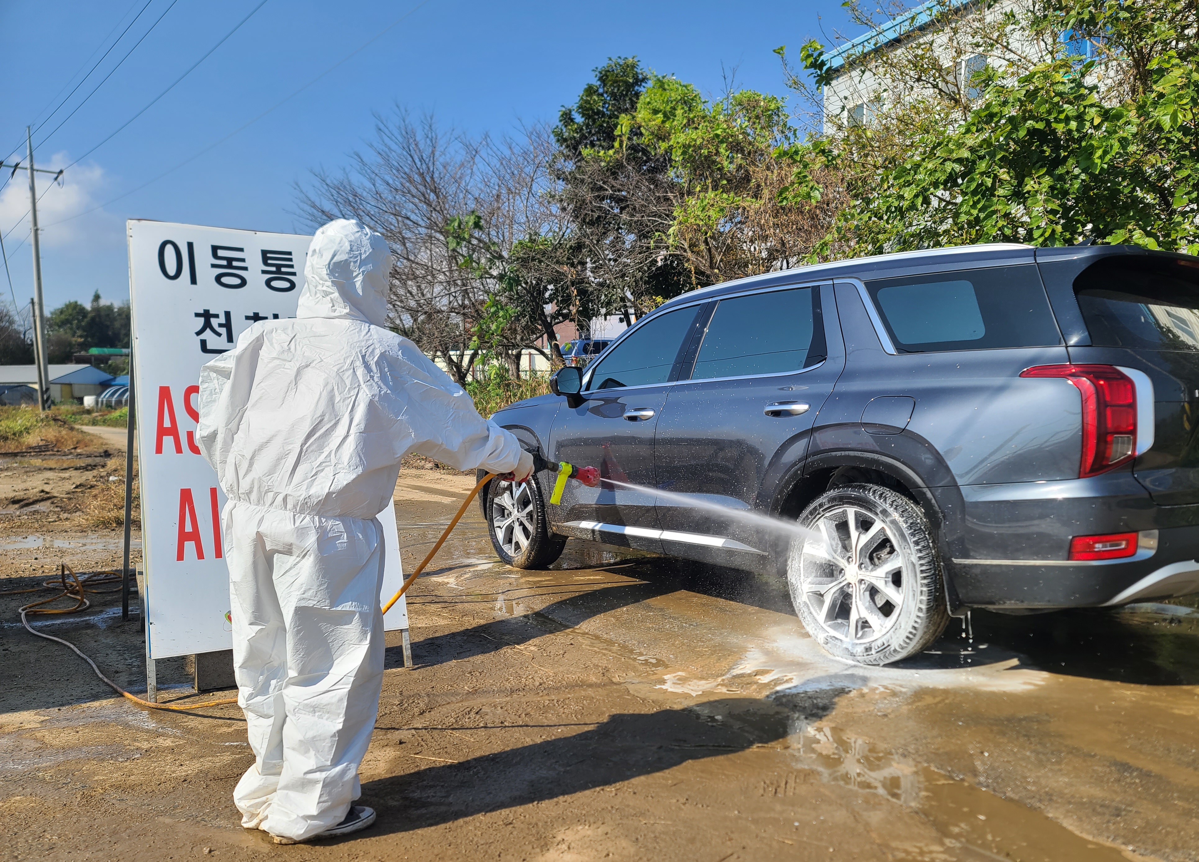 럼피스킨병이 발생한 당진의 한 마을 인근에서 차량 출입을 위한 방역소독이 진행되고 있다. 이종익 기자