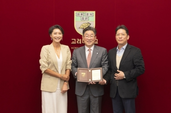 왼쪽부터 방송인 한성주 씨, 고려대 김동원 총장, 한현철 씨. 고려대 제공