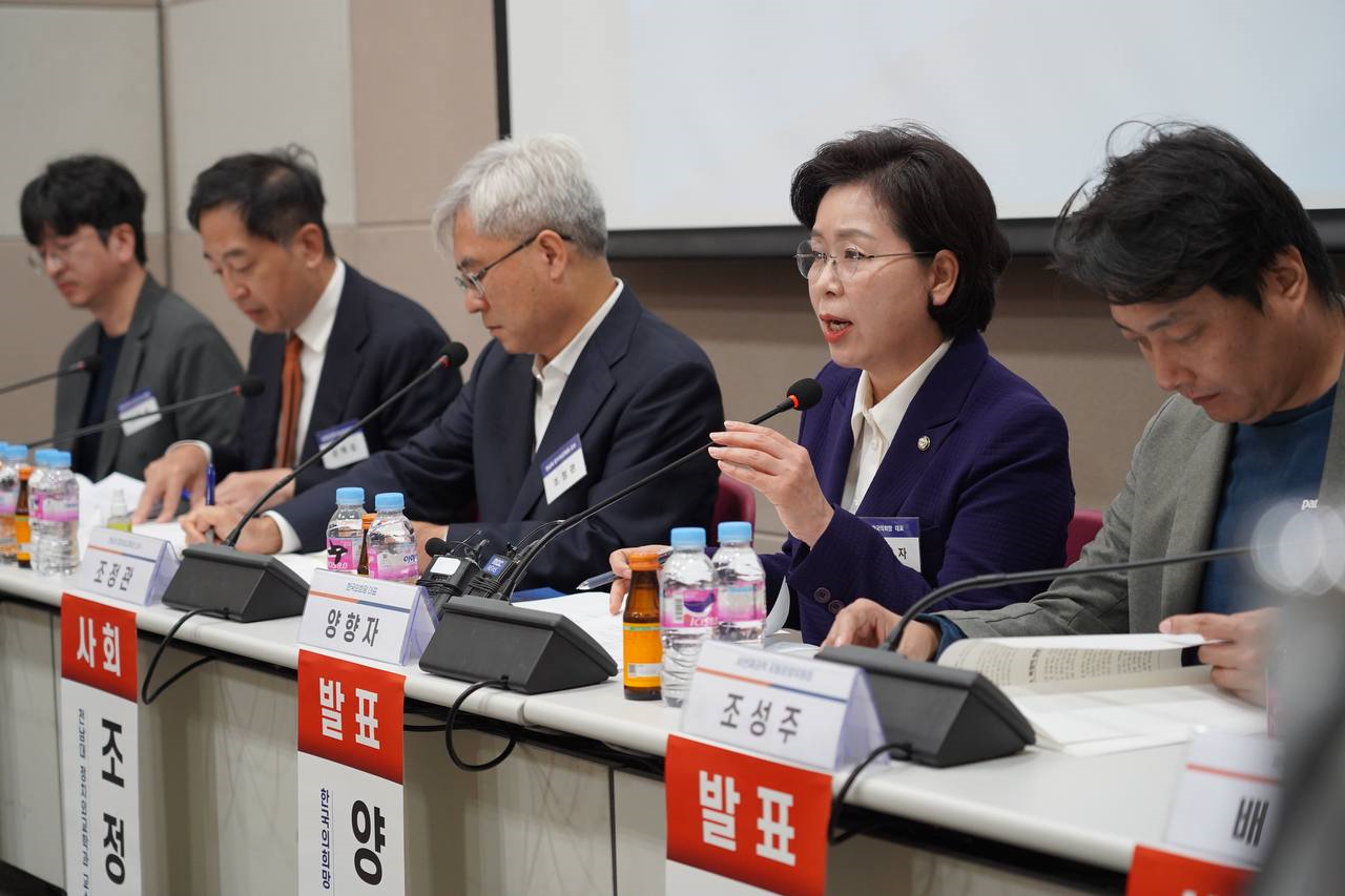 양향자(오른쪽 두 번째) 한국의희망 대표가 23일 광주 김대중컨벤션센터에서 열린 시국토론회에서 발언하고 있다. 한국의희망 제공