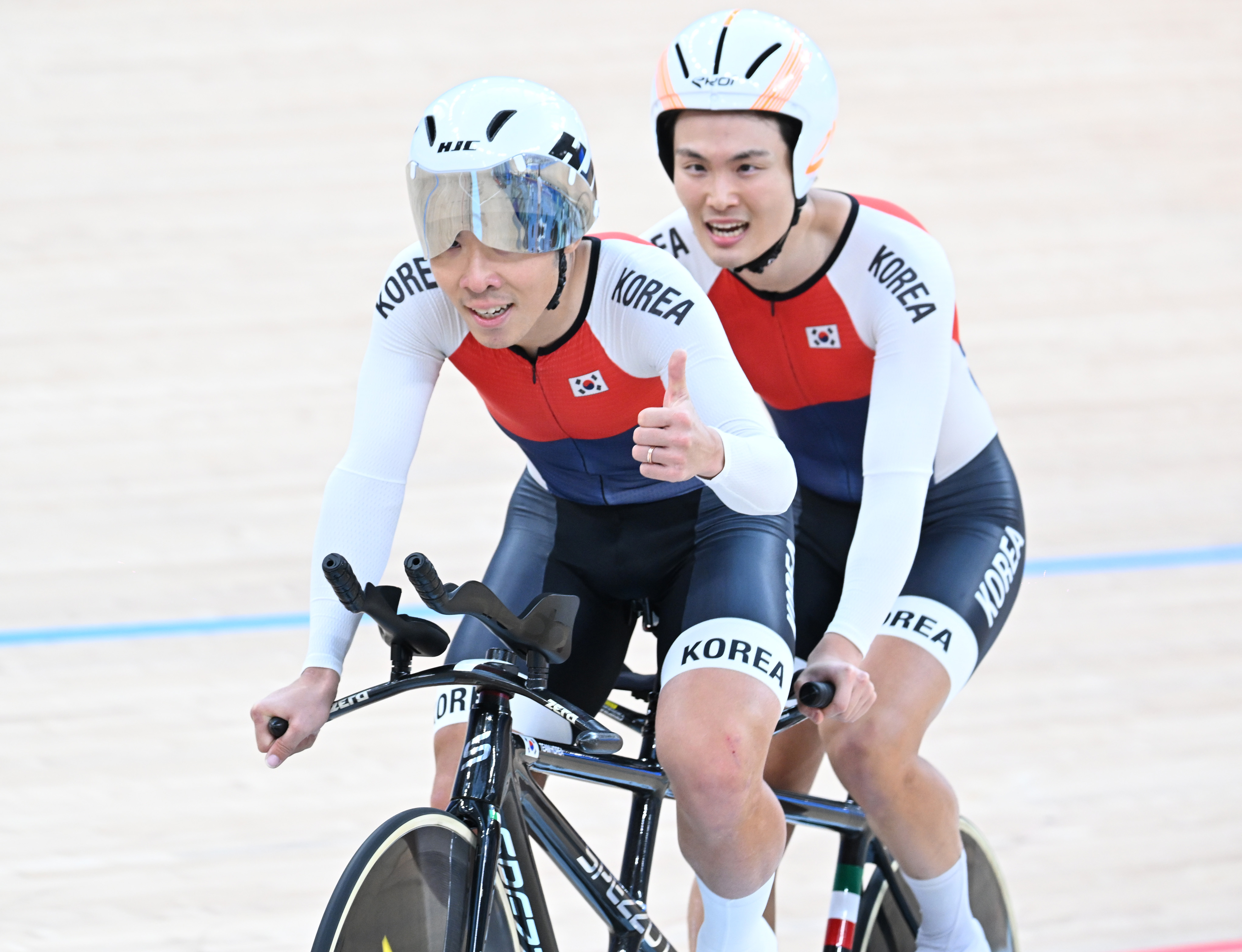 한국 남자 사이클 국가대표 김정빈(오른쪽)이 23일 중국 항저우 CSC 벨로드롬에서 열린 2022 항저우아시안패러게임 시각장애(MB) 4000m 개인 추발에서 경기파트너 윤중헌과 함께 페달을 돌리고 있다. 대한장애인체육회 제공