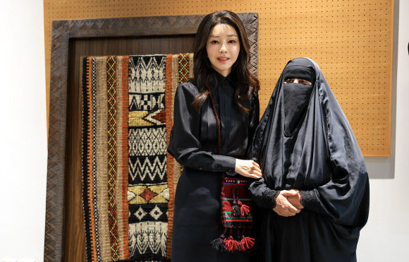 윤석열 대통령 부인 김건희 여사가 22일(현지시간) 리야드 왕립전통예술원을 방문해 ‘알 사두(Al Sadu)’ 장인과 기념촬영하고 있다. 2023.10.23 공동취재