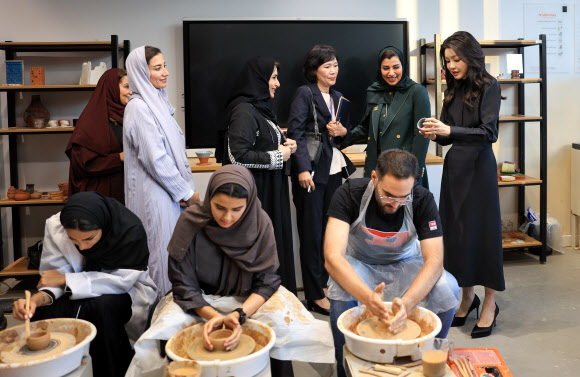 윤석열 대통령 부인 김건희 여사가 22일(현지시간) 리야드 왕립전통예술원을 방문해 도자기 프로그램에 참관, 학생이 만든 컵을 살펴보고 있다. 2023.10.23 공동취재