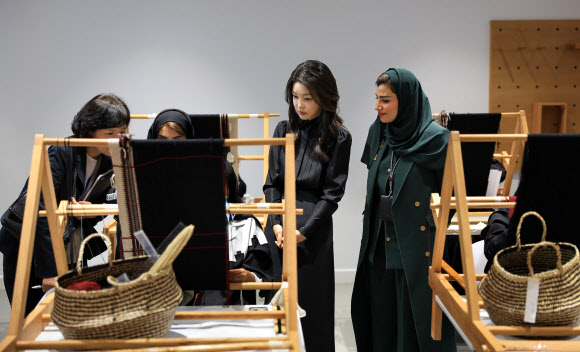 윤석열 대통령 부인 김건희 여사가 22일(현지시간) 리야드 왕립전통예술원을 방문해 전통 직물 프로그램에 참관, ‘알 사두(Al Sadu)’를 살펴보고 있다. 2023.10.23 공동취재