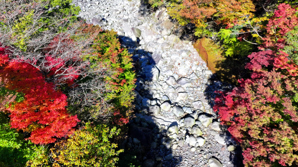 23일 오전 탐방객이 단풍이 곱게 든 제주 한라산 천아계곡에서 가을 정취를 만끽하고 있다. 2023.10.23 연합뉴스