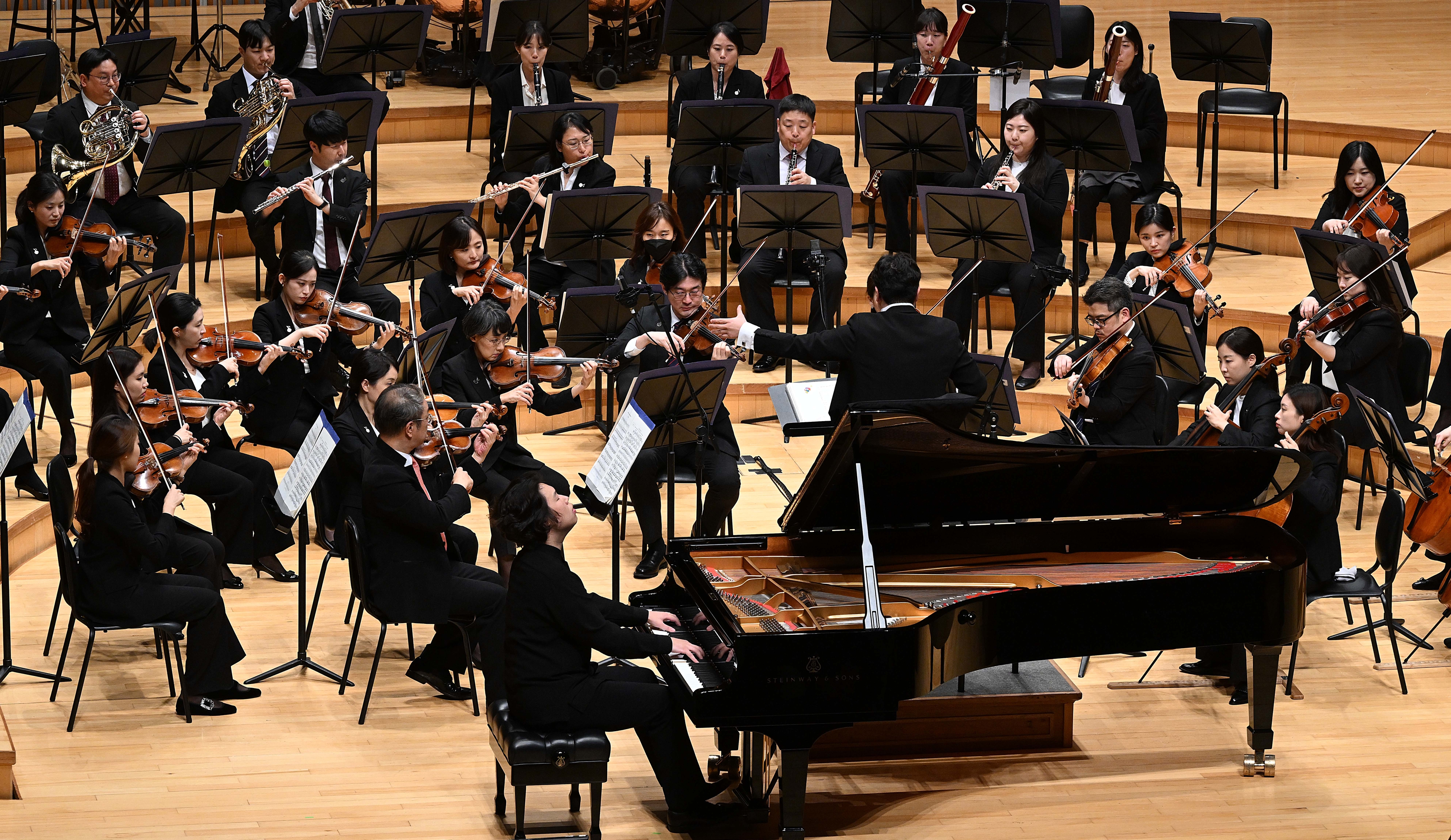 23일 서울 송파구 롯데콘서트홀에서 서울신문 주최로 열린 ‘2023 가을밤 콘서트’에서 피아니스트 박재홍이 코리아쿱 오케스트라와 함께 베토벤 피아노 협주곡 제5번 ‘황제’를 연주하고 있다. 오장환 기자