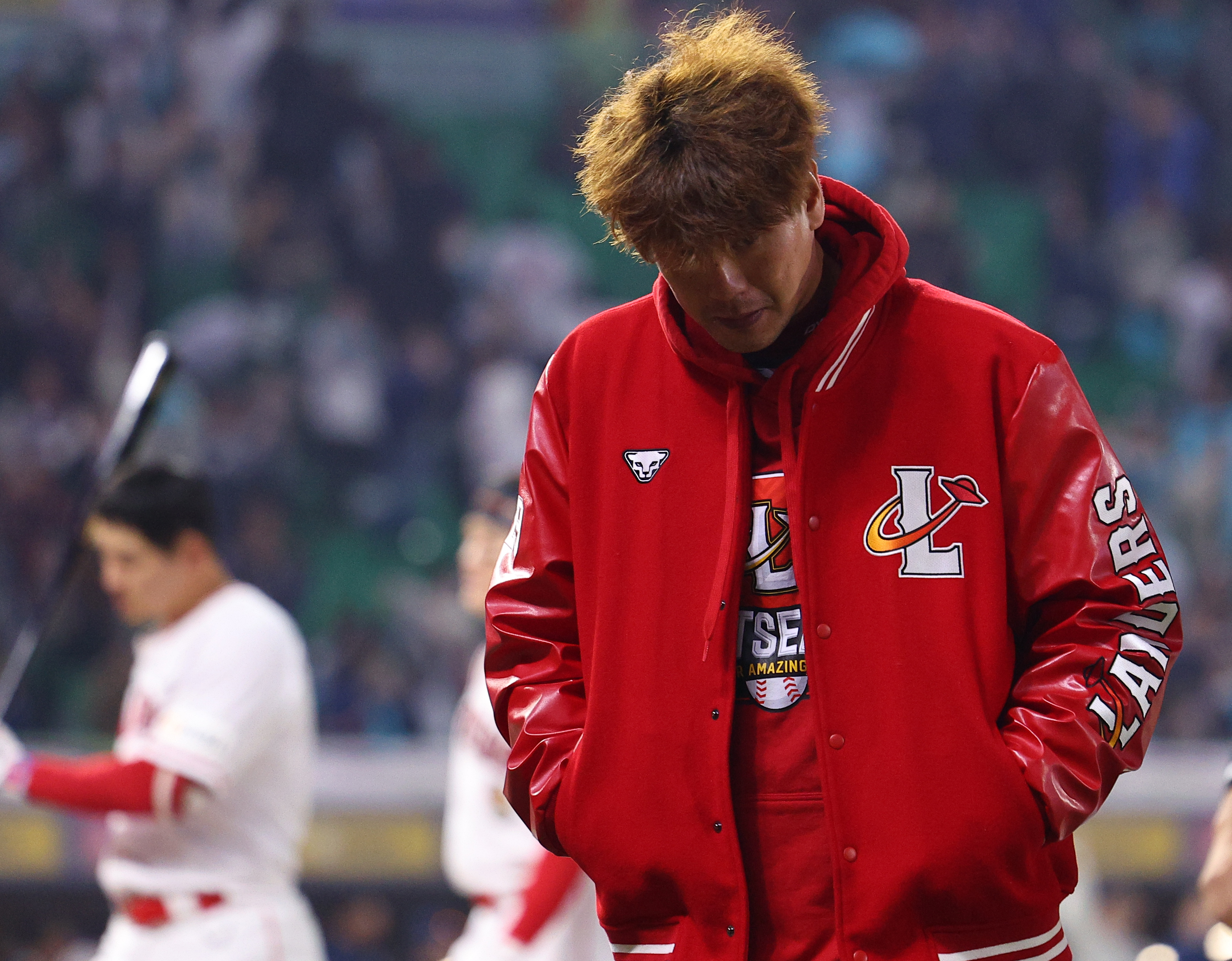 2차전에서 패전투수가 된 SSG 김광현이 고개를 푹 숙인 채 경기장을 나서고 있다.