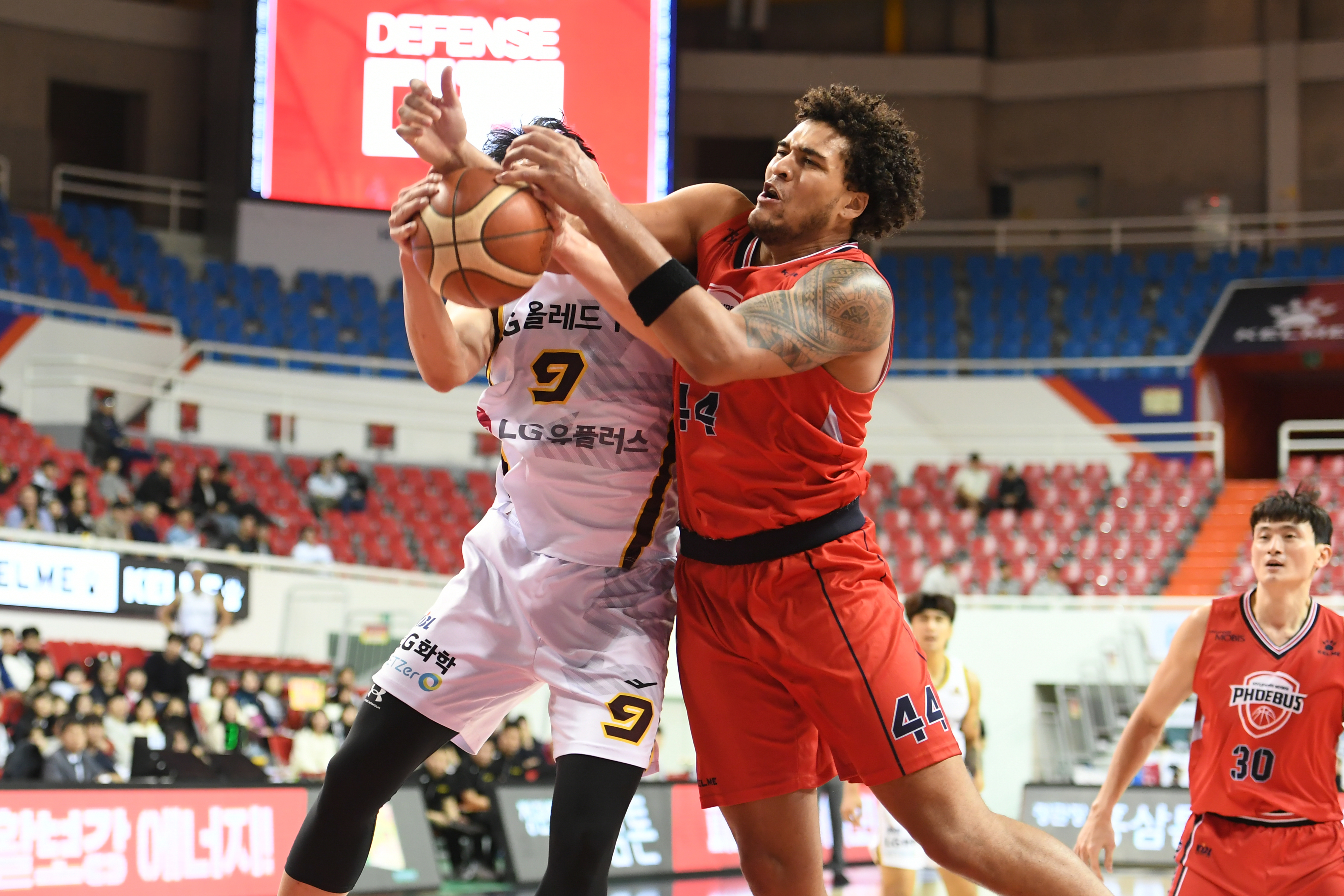 창원 LG 정희재와 리바운드를 다투는 울산 현대모비스 게이지 프림. KBL 제공