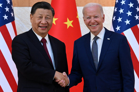 조 바이든(오른쪽) 미국 대통령과 시진핑 중국 국가주석이 지난해 11월 인도네시아 발리에서 열린 주요 20개국(G20) 정상회의를 계기로 마련된 양자 대화에서 악수를 나누고 있다. AFP 연합뉴스