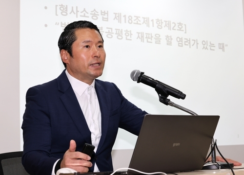 재판부 기피신청 사유 밝히는 이화영 전 부지사 변호인