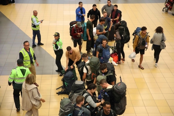 10일(현지시간) 이스라엘 청년들이 페루 리마의 호르헤 차베스 국제공항에서 텔아비브행 비행기에 탑승하기 위해 줄을 서 있다. 9일 이스라엘은 예비군 총 30만명을 소집했다고 밝힌 바 있다. 2023.10.10 EPA 연합뉴스