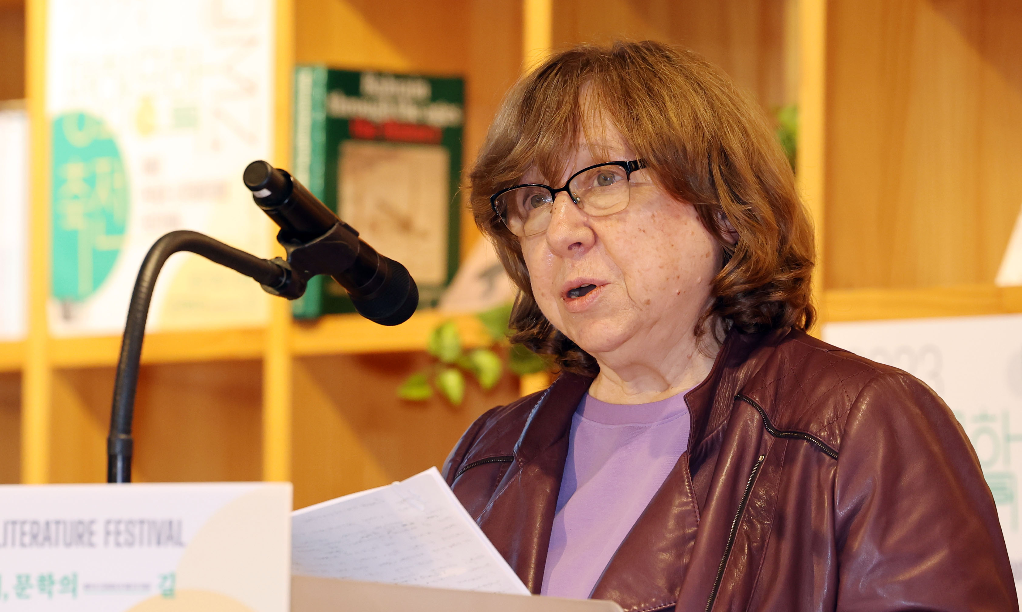 24일 경기도 파주 아시아출판문화정보센터에서 열린 2023 DMZ 평화문학축전 개막식에서 2015년 노벨문학상 수상자인 스베틀라나 알렉시예비치 작가가 기조연설을 하고 있다.