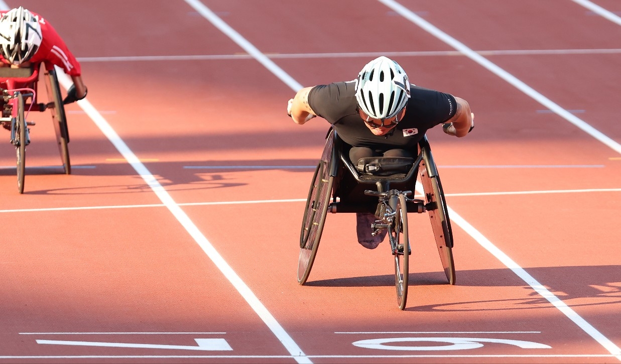 한국 육상 국가대표 정종대가 24일 중국 항저우 황롱스포츠센터 스타디움에서 남자 T52 100m 결선에서 역주하고 있다. 대한장애인체육회 제공