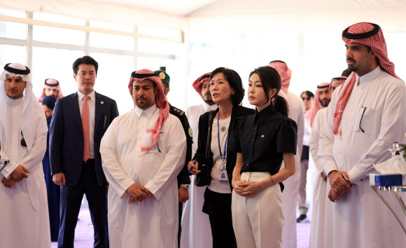 사우디아라비아를 국빈 방문 중인 윤석열 대통령의 부인 김건희 여사가 23일(현지시간) 리야드의 ‘그린 리야드 프로젝트’ 현장인 사이언스파크 부지에서 프로젝트에 대한 설명을 듣고 있다. 2023.10.24  공동취재