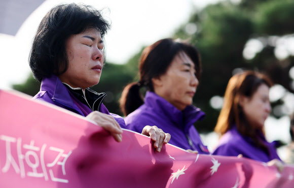 24일 오전 서울 용산구청 앞에서 열린 ’10.29 이태원 참사 1주기 박희영 용산구청장 사퇴촉구 기자회견’에서 유가족이 눈물을 흘리고 있다. 2023.10.24 연합뉴스