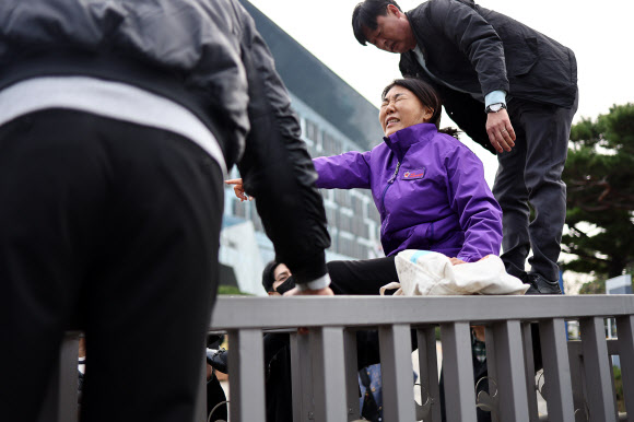 24일 오전 서울 용산구청 앞에서 ’10.29 이태원 참사 1주기 박희영 용산구청장 사퇴촉구 지자회견’에 참석한 유가족이 문을 열 것을 주장하고 있다. 2023.10.24 연합뉴스