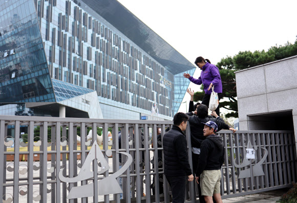 유가족 ‘문을 열어주세요’