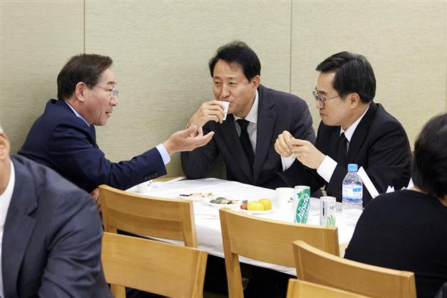 23일 밤 서울시 강남구 삼성서울병원 장례식장에 오세훈 서울시장(가운데)과 유정복 인천시장(왼쪽)이 장모상을 당한 김동연 경기지사를 만나 대화를 나누고 있다. 2023.10.24 경기도 제공