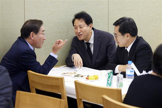 23일 밤 서울시 강남구 삼성서울병원 장례식장에 오세훈 서울시장(가운데)과 유정복 인천시장(왼쪽)이 장모상을 당한 김동연 경기지사를 만나 대화를 나누고 있다. 2023.10.24 경기도 제공