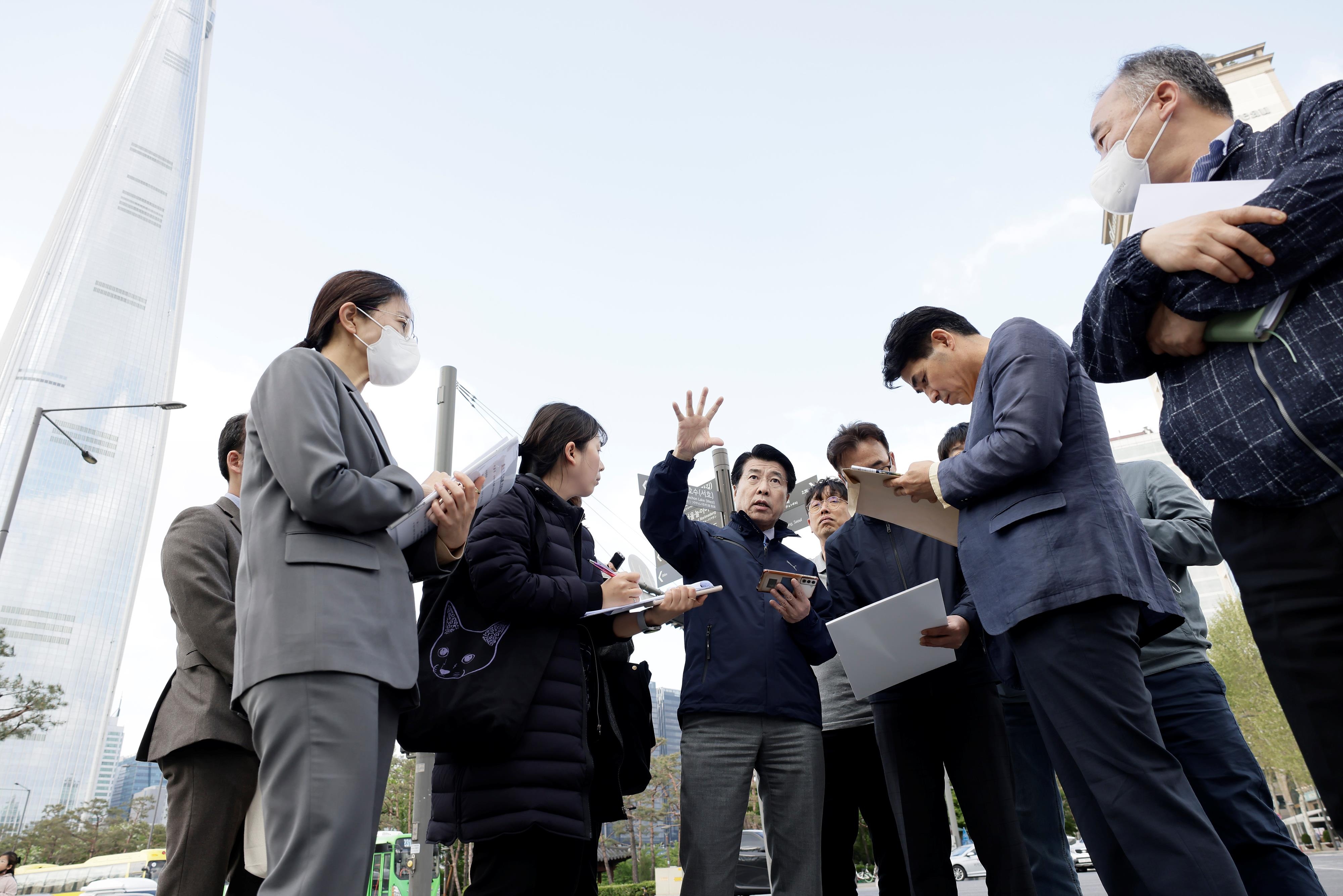 서강석(왼쪽 세 번째) 송파구청장이 지난 4월 송파대로를 시찰하고 있다. 송파구 제공