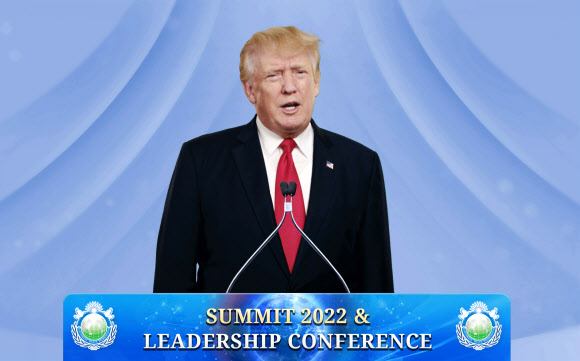 도널드 트럼프 전 미국 대통령이 12일 통일교 관련 단체 천주평화연합(UPF)이 주최한 ‘서밋 2022 앤드 리더십 콘퍼런스’에 영상 기조연설을 하고 있다. 2022.8.12. 연합뉴스
