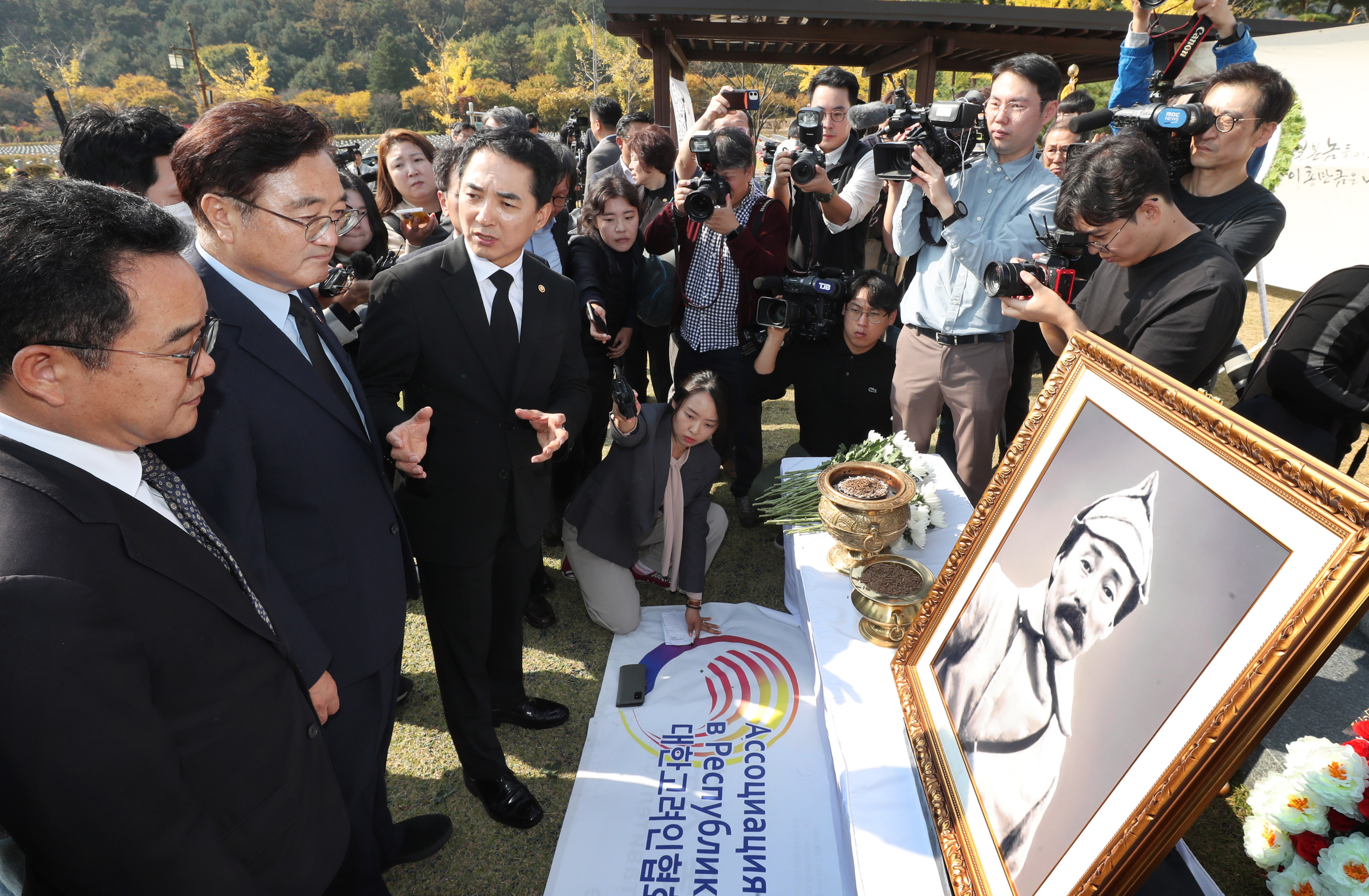 우원식(왼쪽 두번째) 홍범도장군기념사업회 이사장과 박민식(왼쪽 세번째) 국가보훈부 장관이 5일 오전 국립대전현충원에서 열린 홍범도장군 순국 80주기 추모 및 청산리전투 전승 103주년 기념식에서 묘역을 둘러보고 있다. 연합뉴스