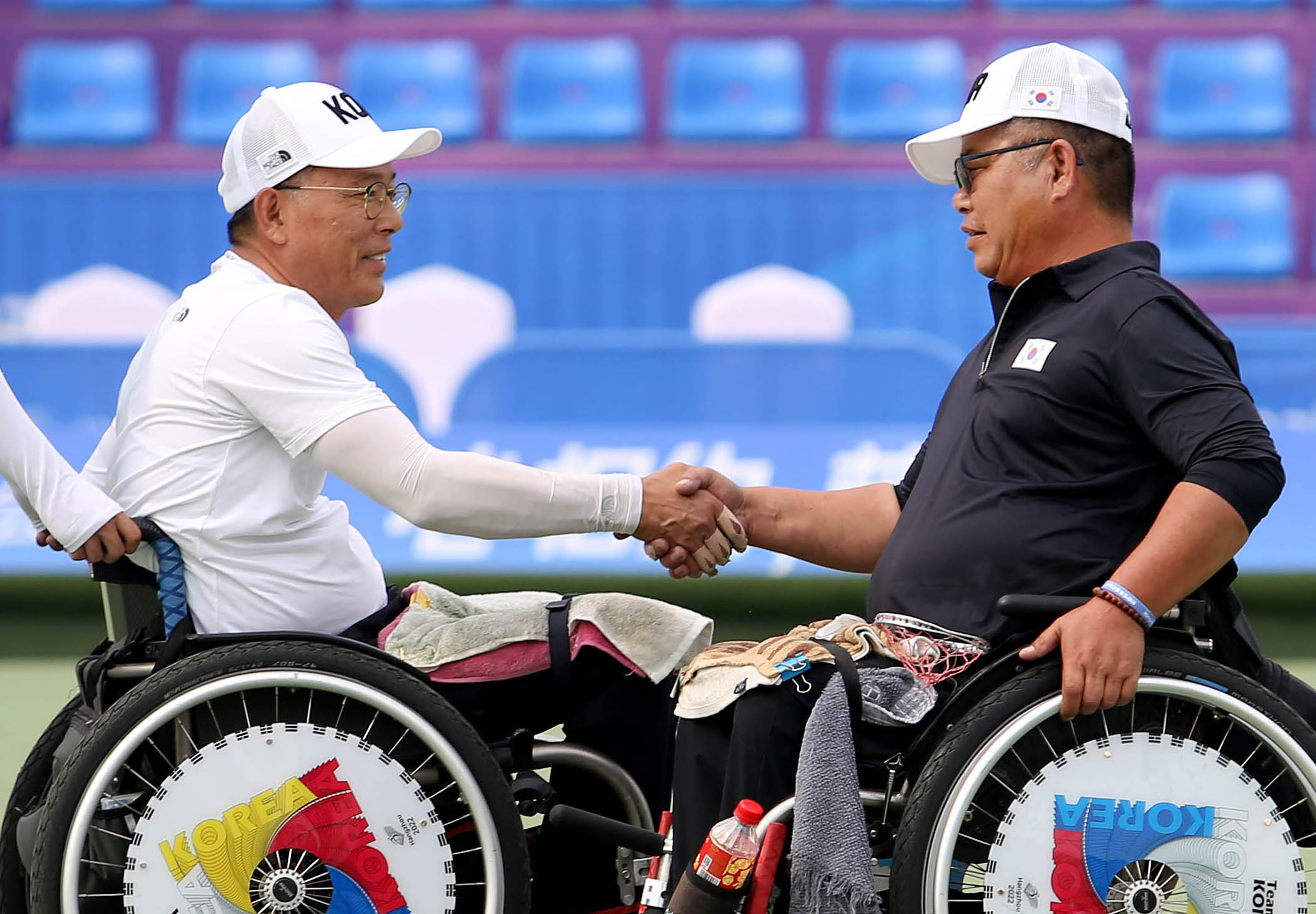한국 론볼 국가대표 황동기(오른쪽)가 25일 중국 항저우 원후이 스쿨 론볼 경기장에서 열린 남자 단식 준결승에서 승리하고 상대 임천규에게 축하받고 있다. 대한장애인체육회