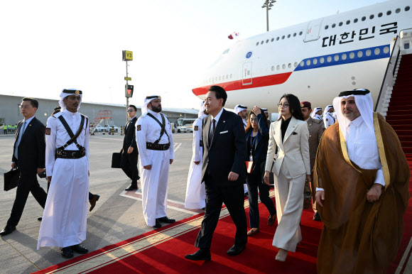 사우디아라비아에 이어 카타르를 국빈 방문하는 윤석열 대통령과 김건희 여사가 24일(현지시간) 도하의 하마드 국제공항 왕실터미널에 전용기인 공군 1호기 편으로 도착하고 있다.  2023.10.25   공동취재