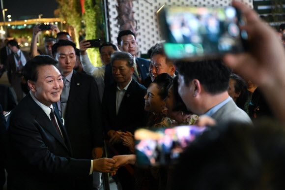 카타르를 국빈 방문한 윤석열 대통령이 24일(현지시간) 도하의 알 비다 공원에서 열린 도하 국제원예박람회의 한국관을 찾아 한국형 스마트농업 전시관 시찰에 앞서 현지 관계자 및 교민들과 인사하고 있다. 2023.10.25 공동취재