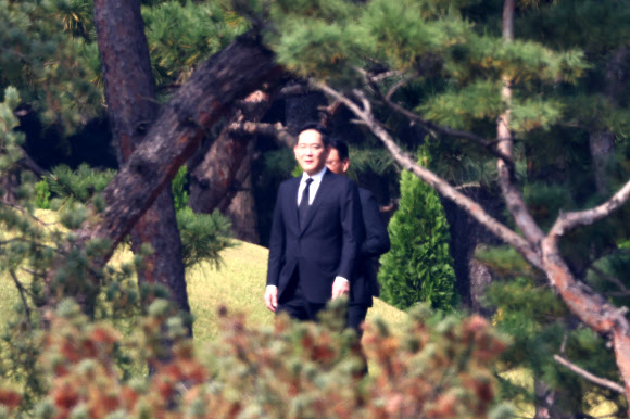 이재용 삼성전자 회장이 25일 오전 경기도 수원 선영에서 치러진 고 이건희 삼성그룹 회장의 3주기 추도식에 참석하고 있다. 2023.10.25  연합뉴스