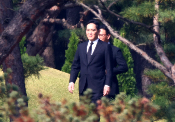 이재용 삼성전자 회장이 25일 오전 경기도 수원 선영에서 치러진 고 이건희 삼성그룹 회장의 3주기 추도식에 참석하고 있다. 2023.10.25  연합뉴스