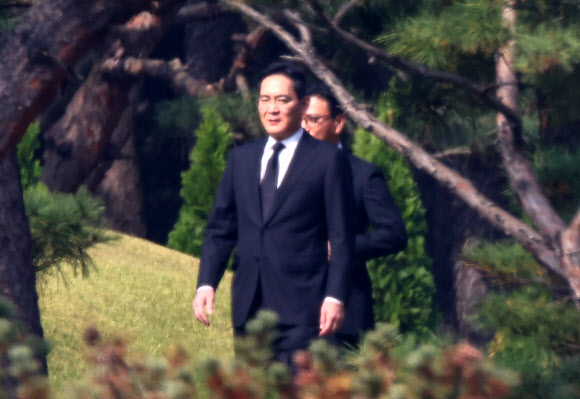 이재용 삼성전자 회장이 25일 오전 경기도 수원 선영에서 치러진 고 이건희 삼성그룹 회장의 3주기 추도식에 참석하고 있다. 2023.10.25 연합뉴스