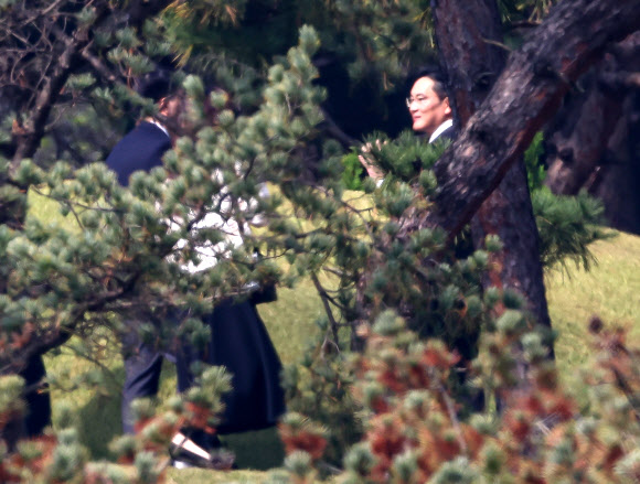 이재용 삼성전자 회장이 25일 오전 경기도 수원 선영에서 치러진 고 이건희 삼성그룹 회장의 3주기 추도식에 참석해 가족들과 이야기를 나누고 있다. 2023.10.25 연합뉴스