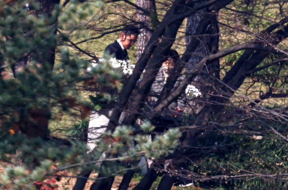 이재용 삼성전자 회장(왼쪽)과 홍라희 전 삼성미술관 리움 관장이 25일 오전 경기도 수원 선영에서 치러진 고 이건희 삼성그룹 회장의 3주기 추도식을 마치고 자리를 떠나고 있다. 2023.10.25 연합뉴스