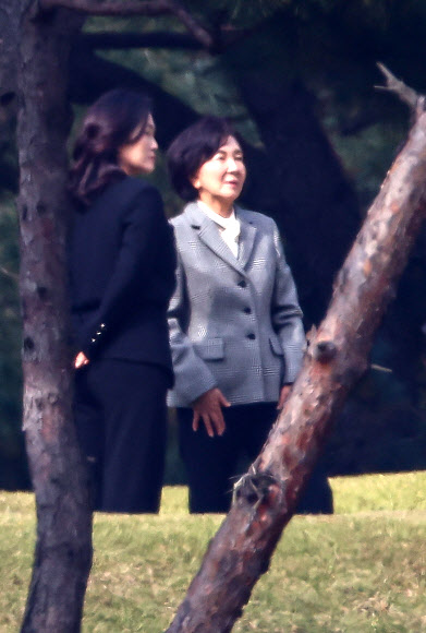 홍라희 전 삼성미술관 리움 관장(오른쪽)과 이서현 삼성복지재단 이사장이 25일 오전 경기도 수원 선영에서 치러진 고 이건희 삼성그룹 회장의 3주기 추도식에 참석하고 있다. 2023.10.25 연합뉴스