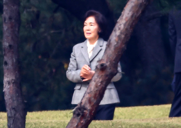 홍라희 전 삼성미술관 리움 관장이 25일 오전 경기도 수원 선영에서 치러진 고 이건희 삼성그룹 회장의 3주기 추도식에 참석하고 있다. 2023.10.25 연합뉴스