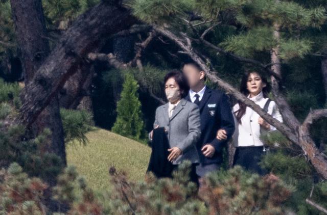 홍라희 전 리움미술관장이 25일 오전 경기도 수원시 장안구 소재 故 이건희 삼성 선대회장 선영에서 열린 3주기 추도식에 참석하고 있다.  왼쪽부터 홍 전 관장, 이부진 호텔신라 사장의 아들 임모 군, 이 사장. 2023.10.25 뉴스1
