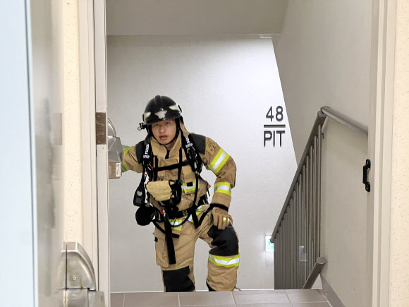 25일 부산 해운대구 엘시티 랜드마크동에서 2023전국소방공무원계단오르기 대회가 열렸다. 방화복 부문에 참여한 한 소방공무원이 계단을 오르고 있다. 2023.10.25. 뉴시스